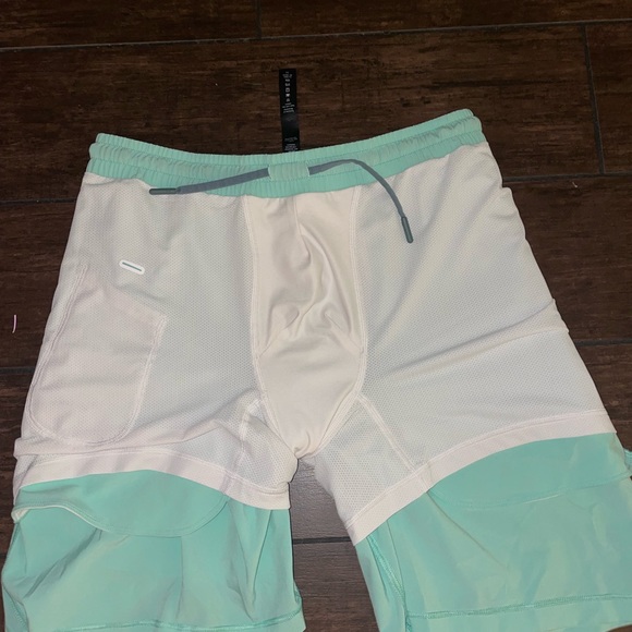 Lululemon Men’s Pace Breaker Shorts - Picture 3 of 3